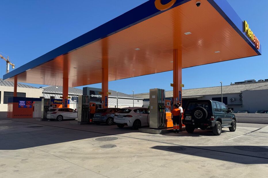 Clientes abastecem viaturas num posto de combustível Plenergy