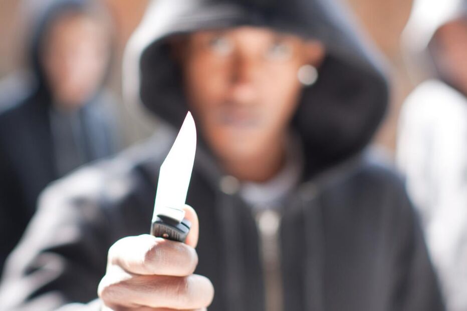 Rixa com facas causa ferimentos em três pessoas