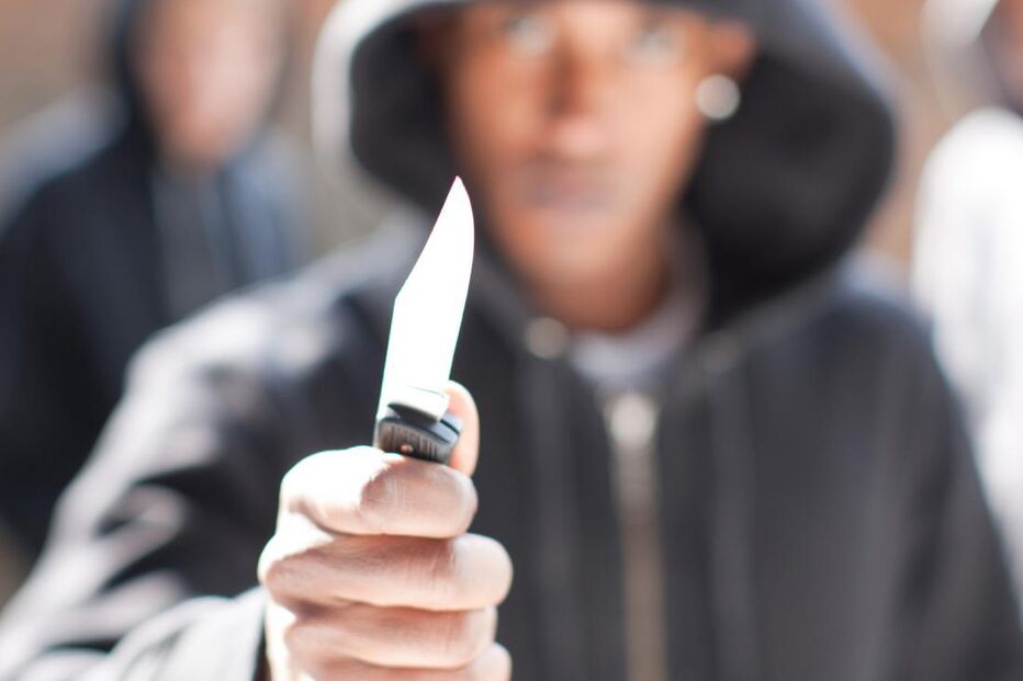 Rixa com facas causa ferimentos em três pessoas