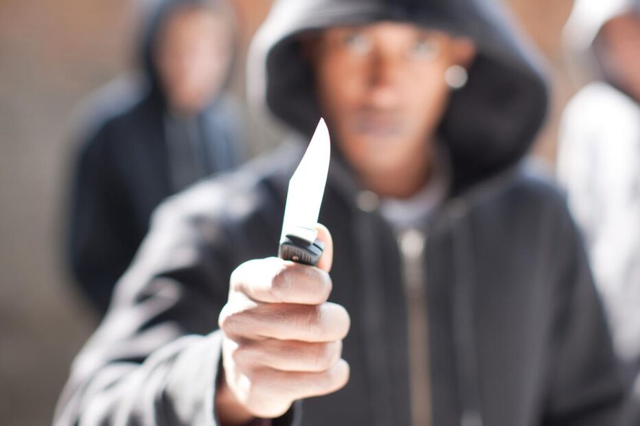 Rixa com facas causa ferimentos em três pessoas