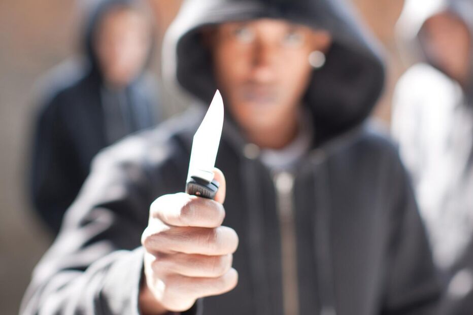 Rixa com facas causa ferimentos em três pessoas