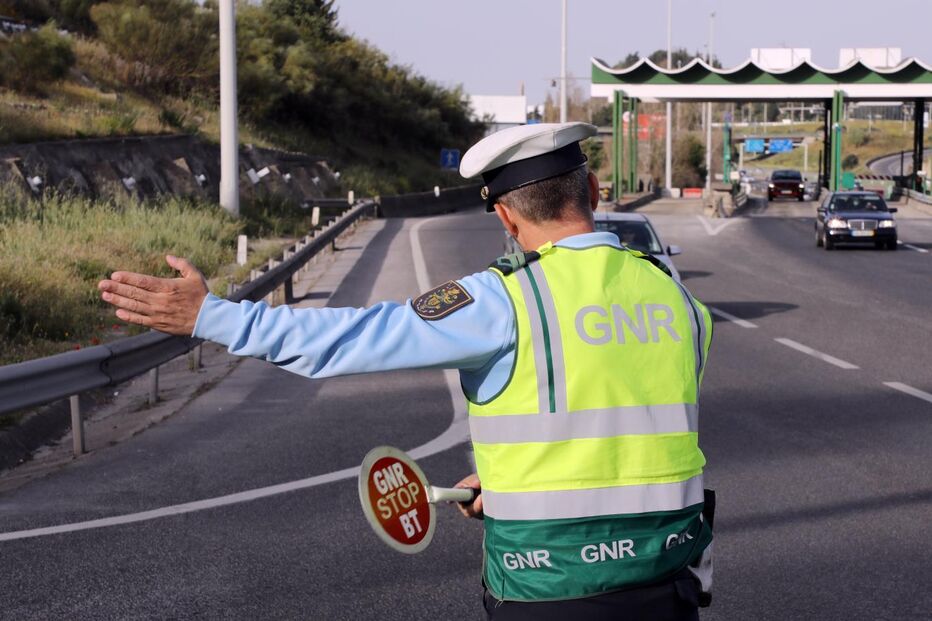 GNR trava condutor embriagado na A8 após fuga em contramão