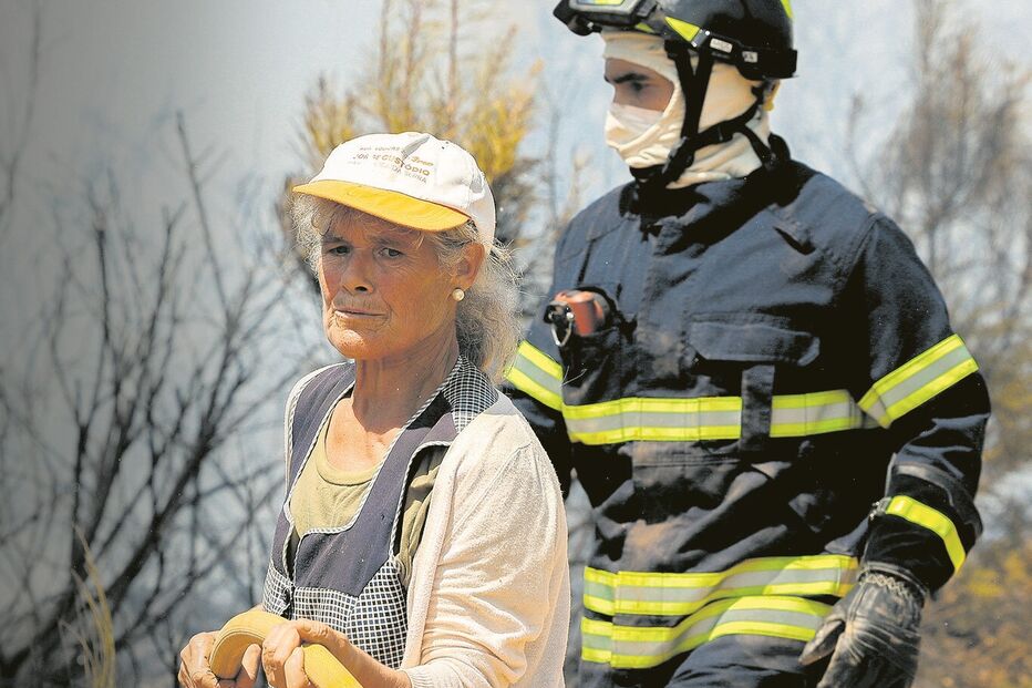 Populações já não sabem para onde se virar. Bombeiros fazem o que podem, mas o inferno continua. 