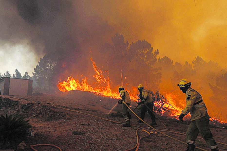 Com a ajuda das populações, os bombeiros, exaustos, fazem o que podem