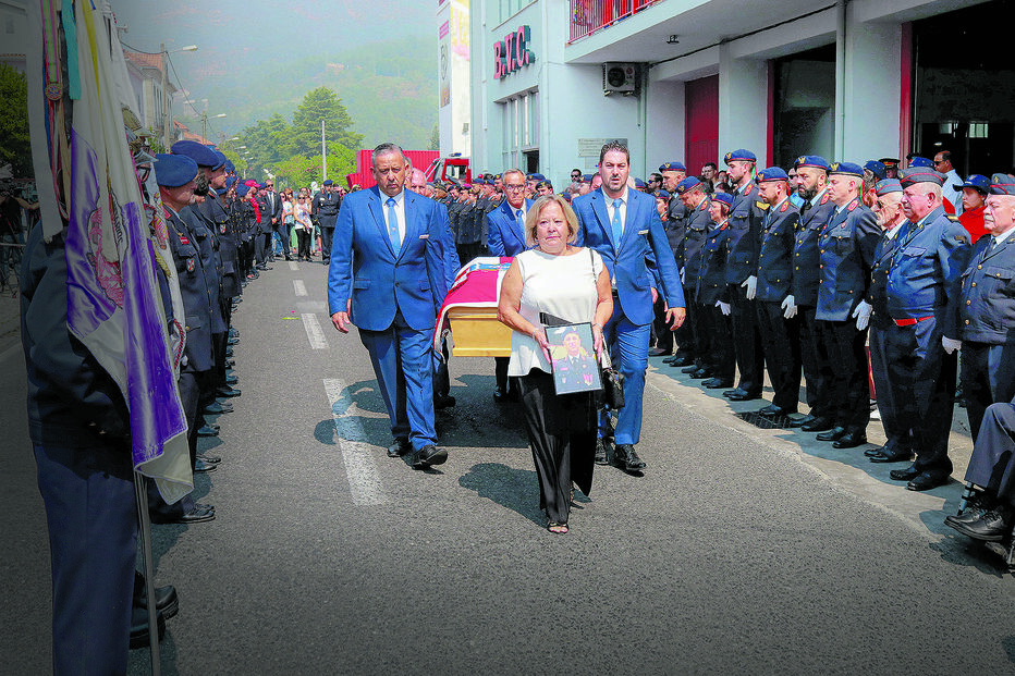 Cortejo fúnebre passa em frente ao quartel