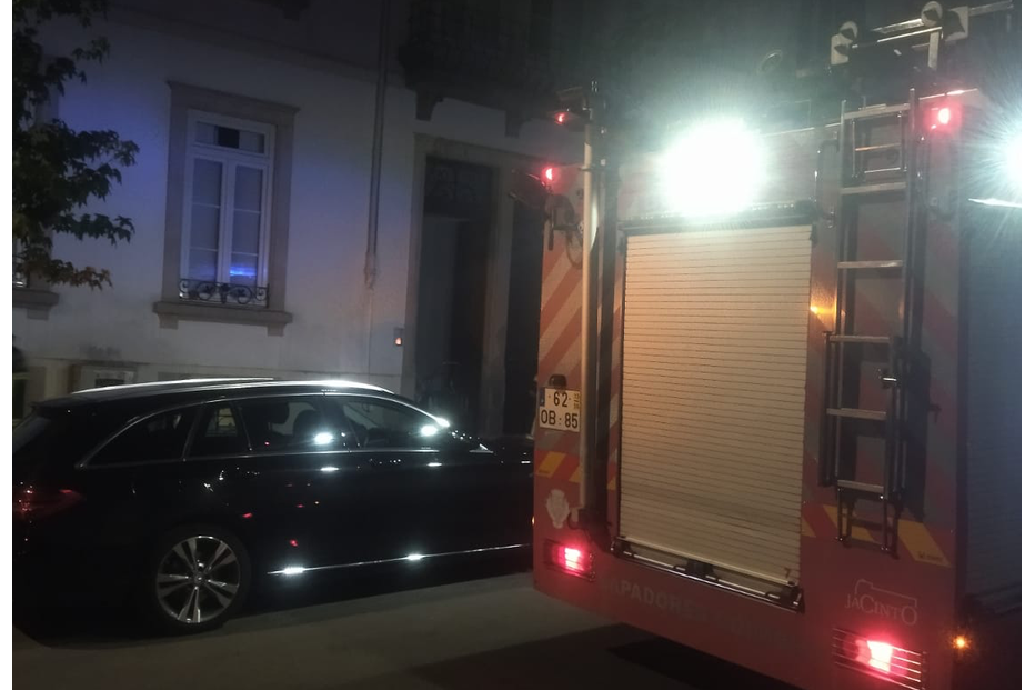 Incêndio doméstico provocado por gato causa inalação de fumo no dono