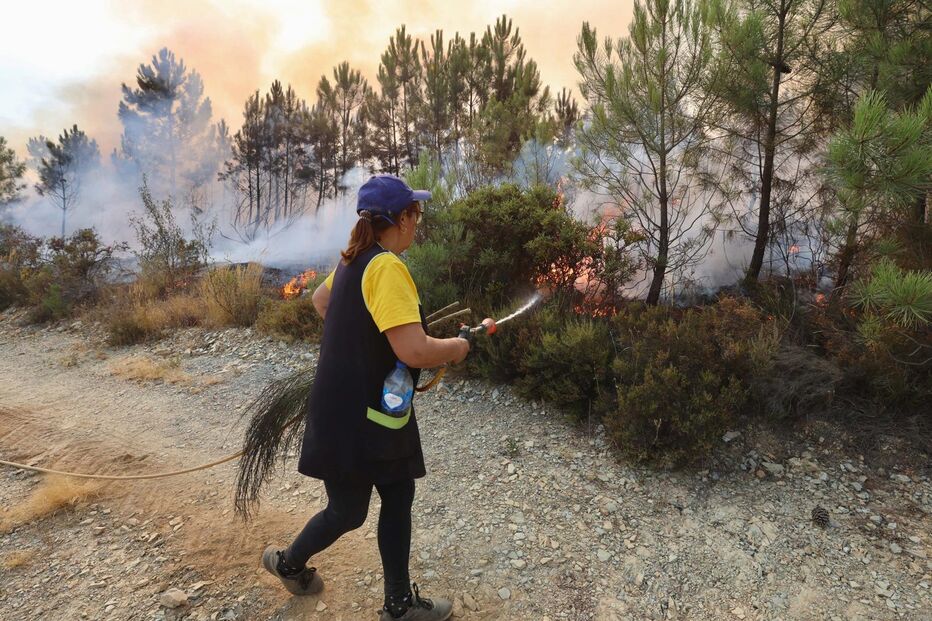 Populares combatem reacendimentos em Enxarbada, Fundão