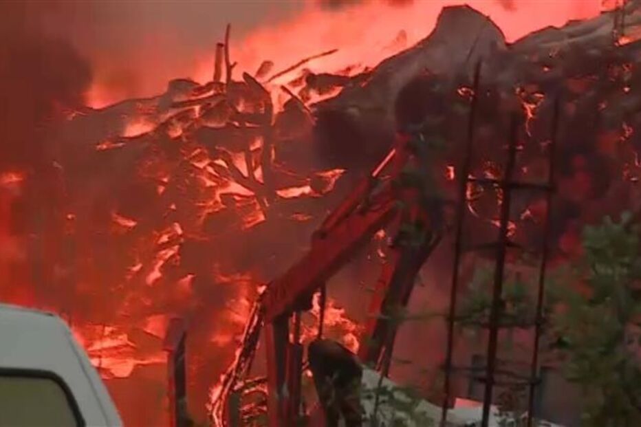 Incêndio destrói zona industrial em Chaves; toneladas de lenha ardem