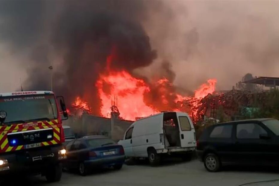 Incêndio em Chaves destrói área industrial e pilha de lenha