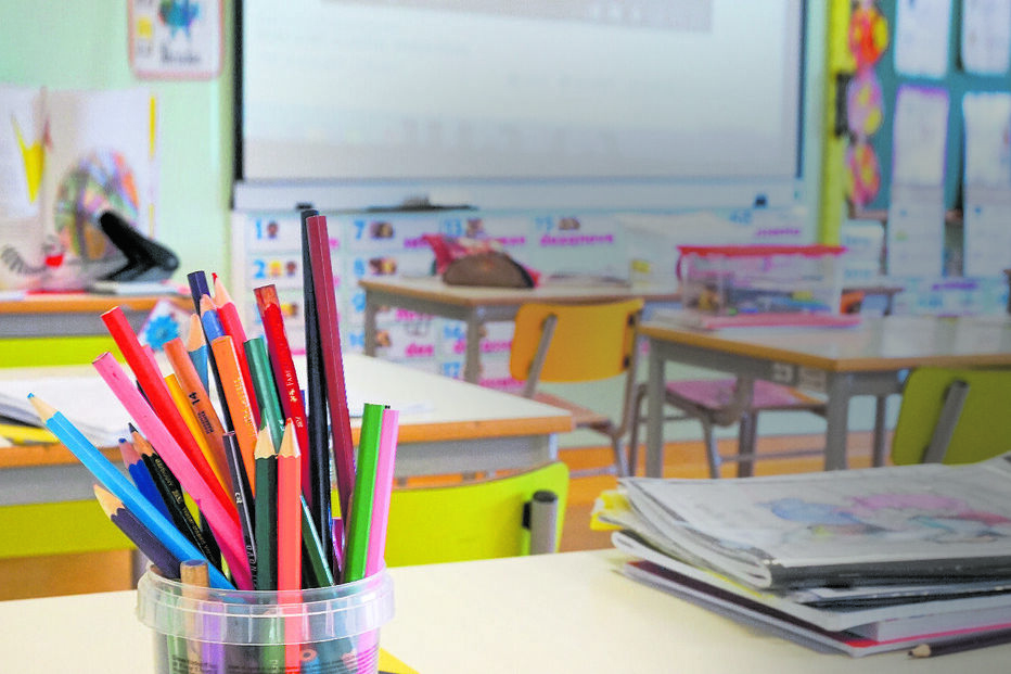 Governo afirma que, devido à falta de professores, esta decisão vem salvaguardar o interesse público 