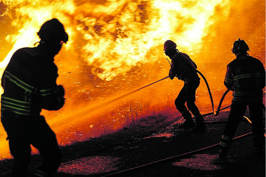 Os bombeiros têm sido incansáveis no combate às chamas 