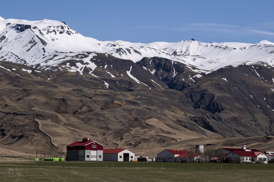 Comunidade portuguesa vive na Islândia, perto de paisagens montanhosas e quintas