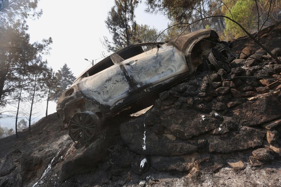 Carro consumido pelas chamas em Unhais da Serra