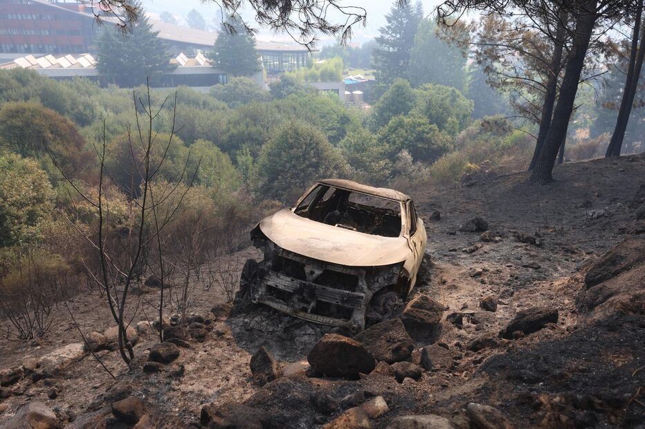Carro consumido pelas chamas em Unhais da Serra
