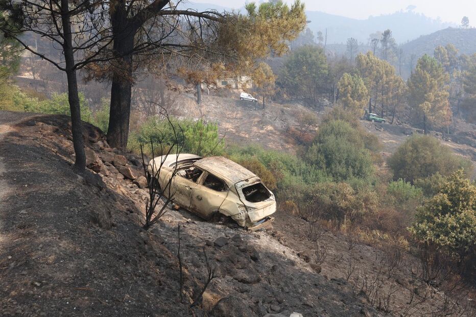 Carro consumido pelas chamas em Unhais da Serra