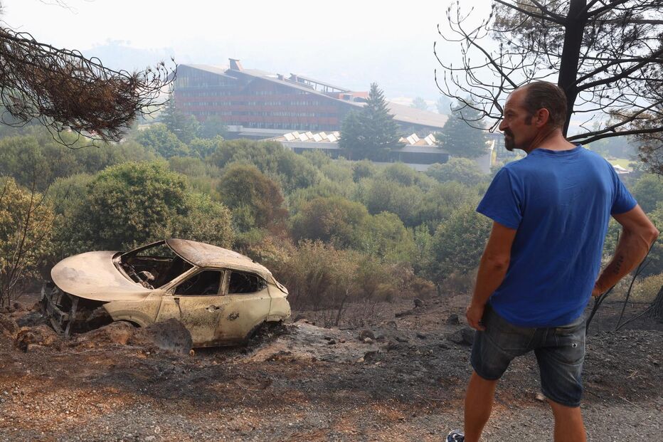Carro consumido pelas chamas em Unhais da Serra