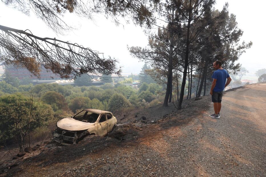 Carro consumido pelas chamas em Unhais da Serra