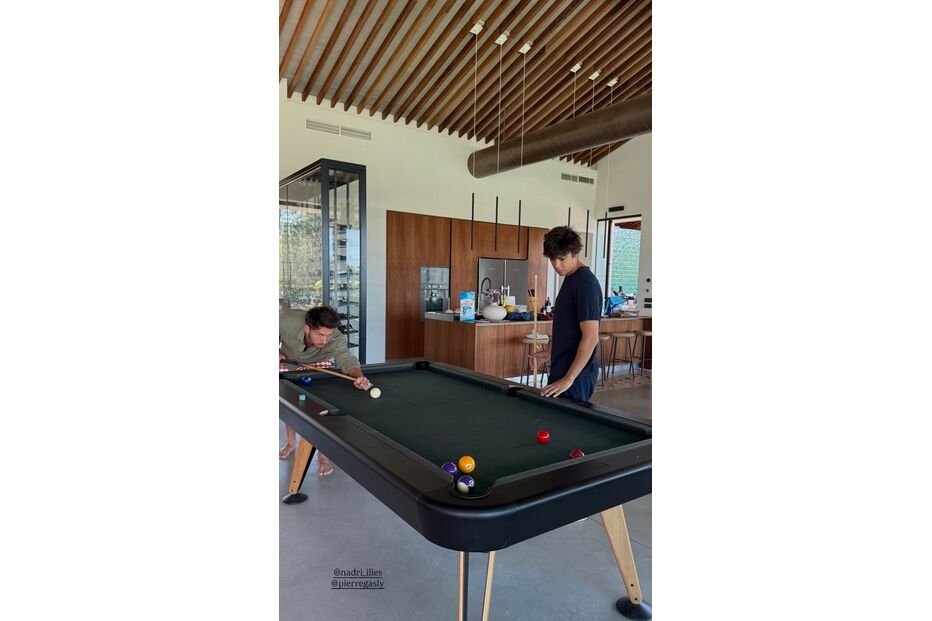 Kika Cerqueira Gomes e Pierre Gasly desfrutam de momentos de lazer no Algarve, jogando bilhar