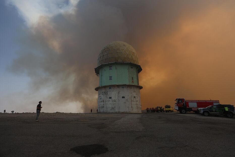 Incêndio na Serra da Estrela aproxima-se da torre, com bombeiros e GNR no local