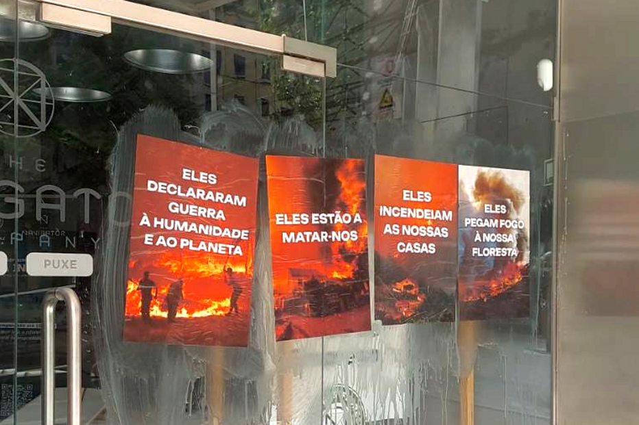 Coletivo Climáximo coloca cartazes na Navigator a atribuir responsabilidade pelos incêndios