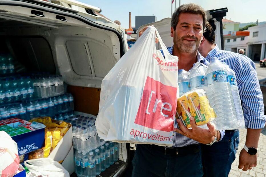 André Ventura entrega mantimentos no quartel dos Bombeiros do Fundão