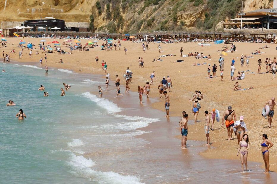 Praia do Algarve com turistas. Crescimento do mercado interno e norte-americano