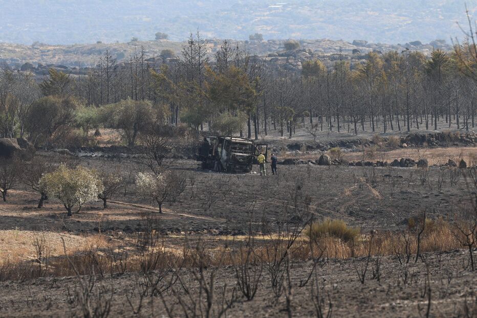 Autotanque consumido pelas chamas em Almeida