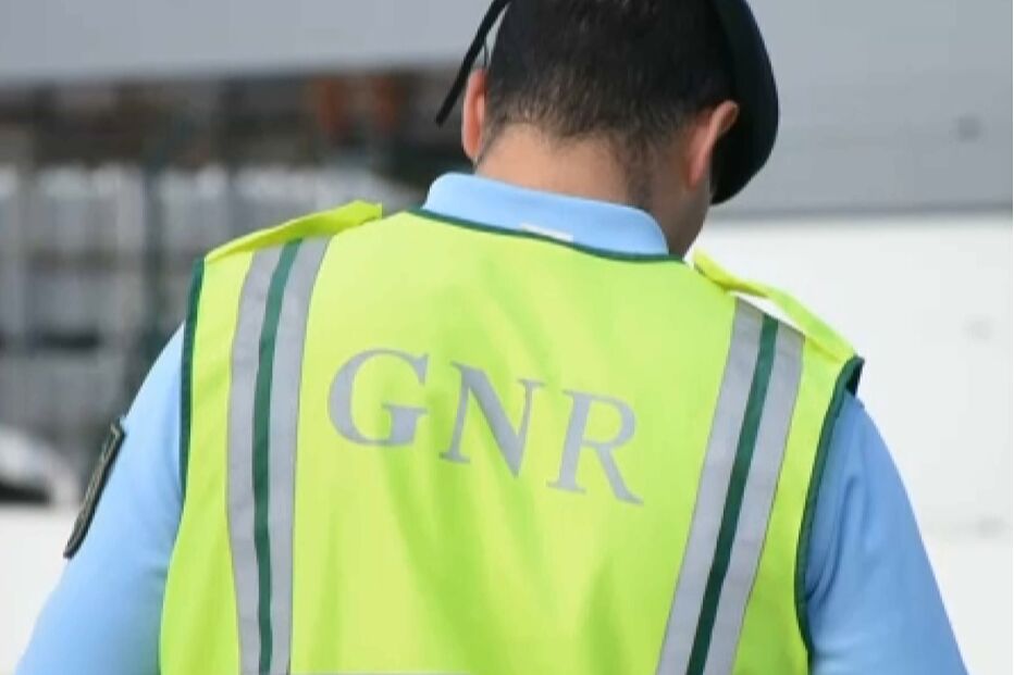 Agente da GNR de costas, fardado com colete refletor