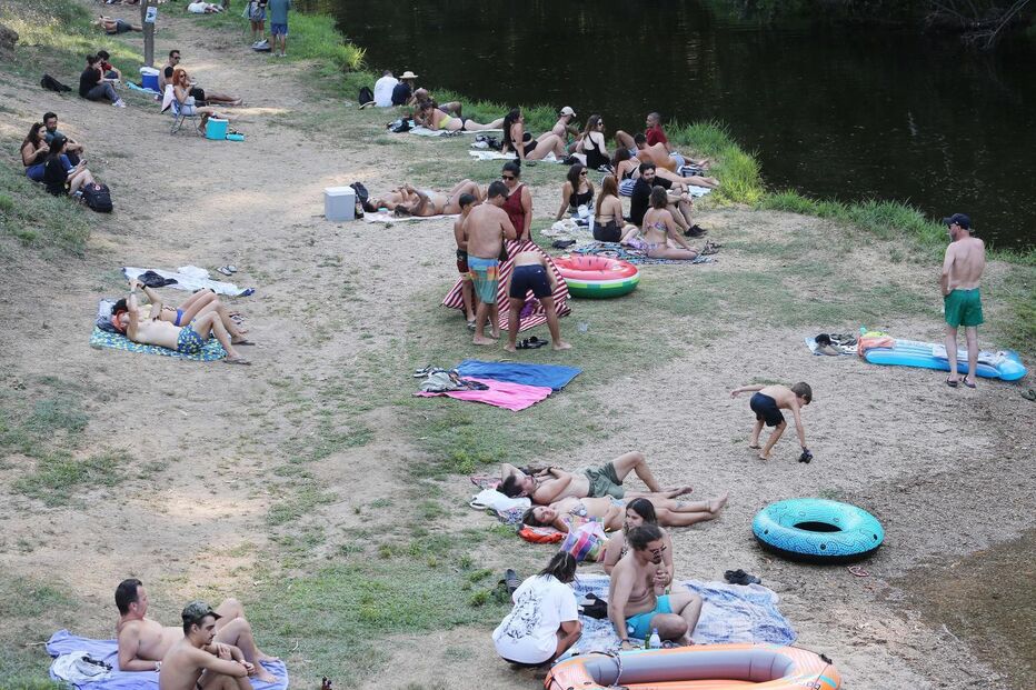 Festivaleiros aproveitam o calor durante o Vilar de Mouros