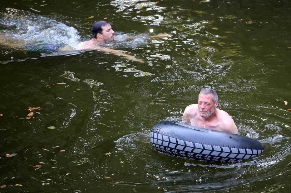 Festivaleiros em mergulhos durante o Vilar de Mouros
