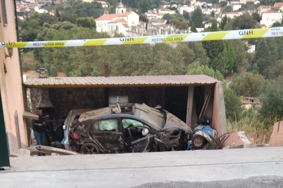 Bombeiro morre em despiste contra casa em Castelo Branco; carro imobilizado sobre viaturas