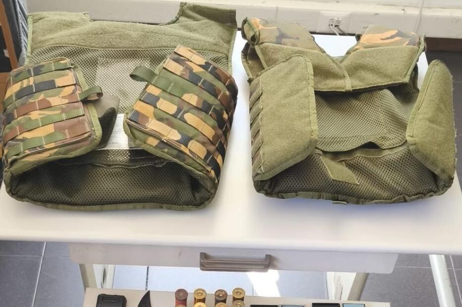 A Polícia apreende coletes balísticos, facas, munições e balanças de precisão