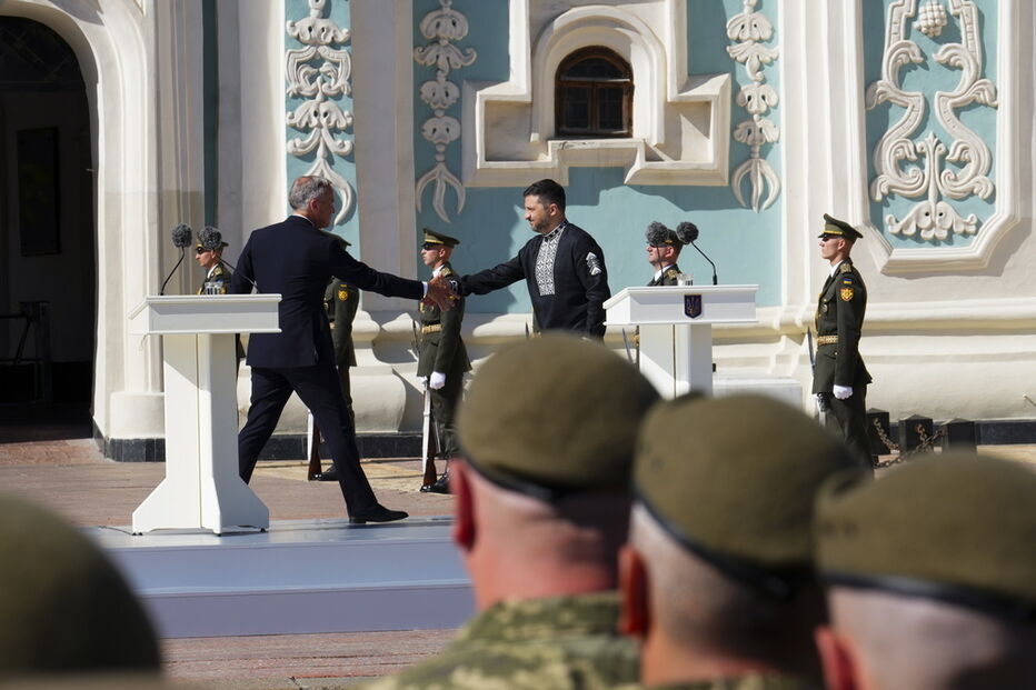 Cerimónia oficial em Kiev no Dia da Independência da Ucrânia, com militares presentes.
