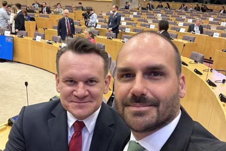 Eduardo Bolsonaro (à direita) com o eurodeputado polaco Dominik Tarczynski