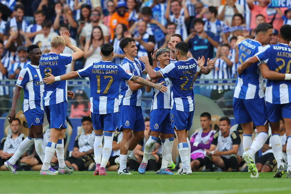 Jogadores do FC Porto celebram um golo frente ao Casa Pia