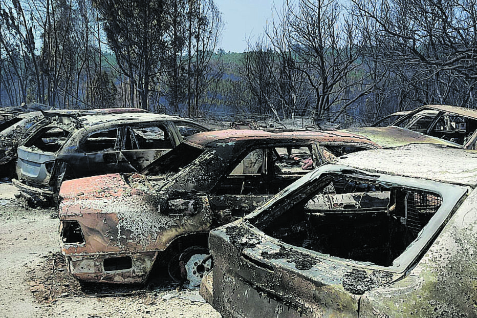 Carros que estavam no estaleiro ficaram destruídos