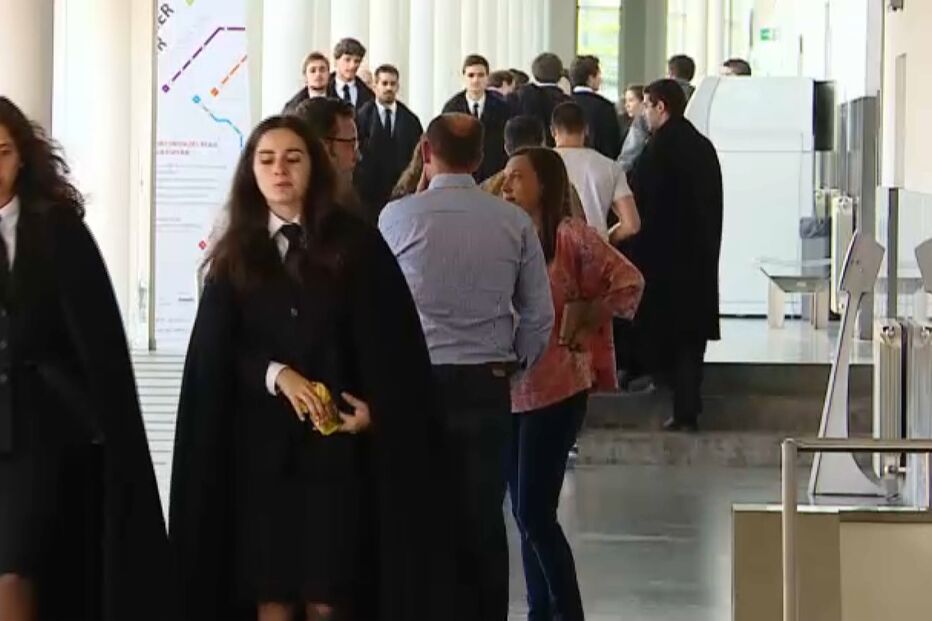 Estudantes da Universidade do Minho circulam no campus de Gualtar, em Braga