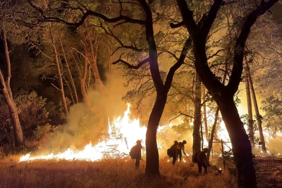 Bombeiros combatem incêndio florestal na Califórnia