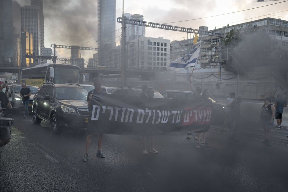 Israelitas exigem acordo para Gaza em protesto com bloqueios de estradas