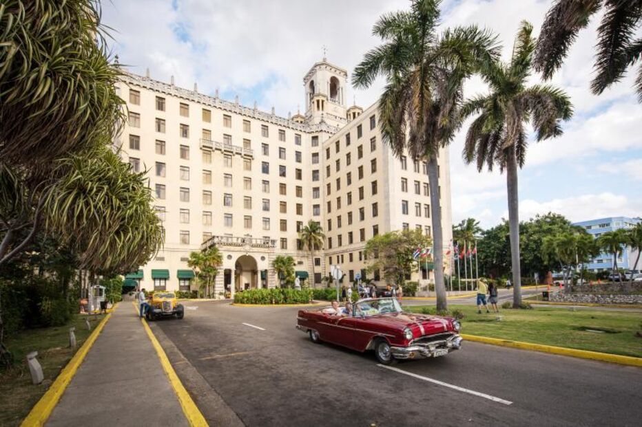 Um carro antigo conduz em frente ao Hotel Nacional de Cuba, em Havana