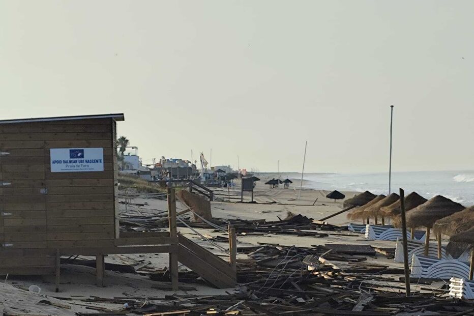 Ondulação forte destruiu passadiços de madeira