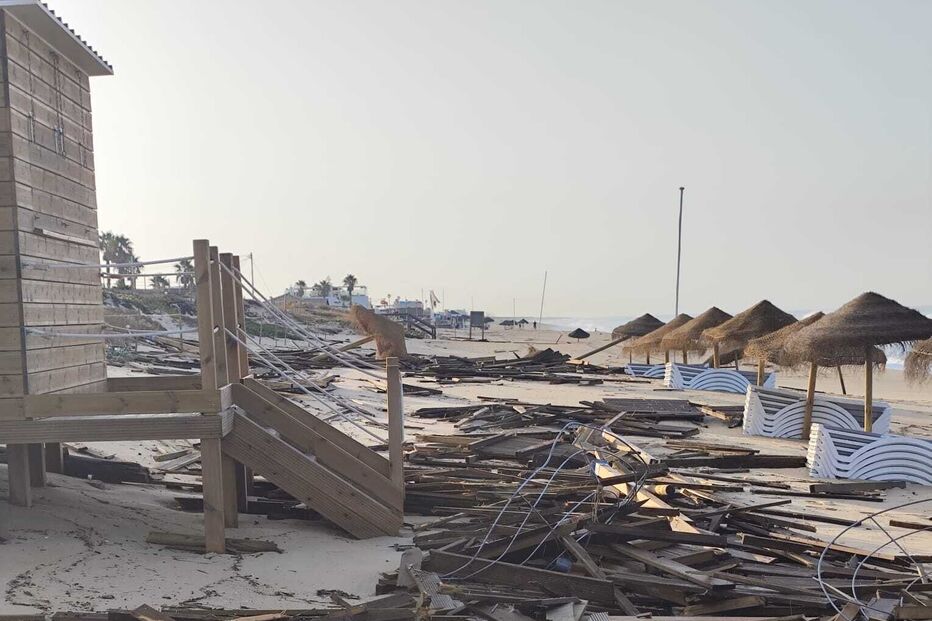Ondulação forte destruiu passadiços de madeira