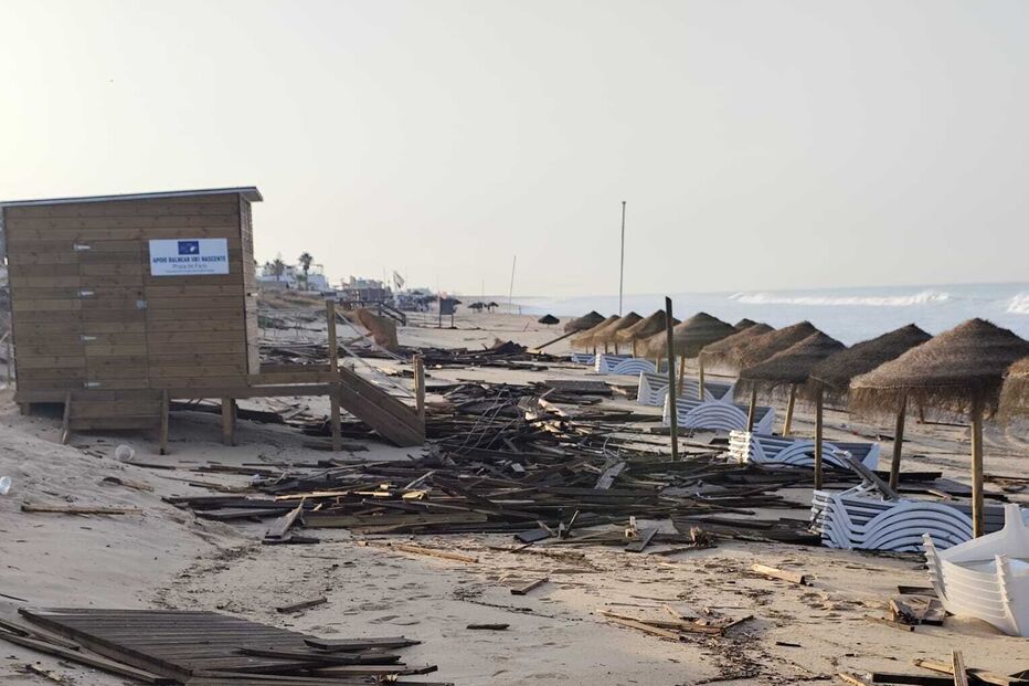 Ondulação forte destruiu passadiços de madeira
