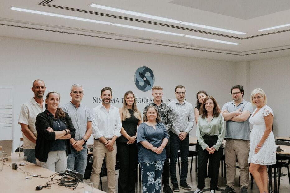 Grupo de pessoas reunido sob o logótipo da 