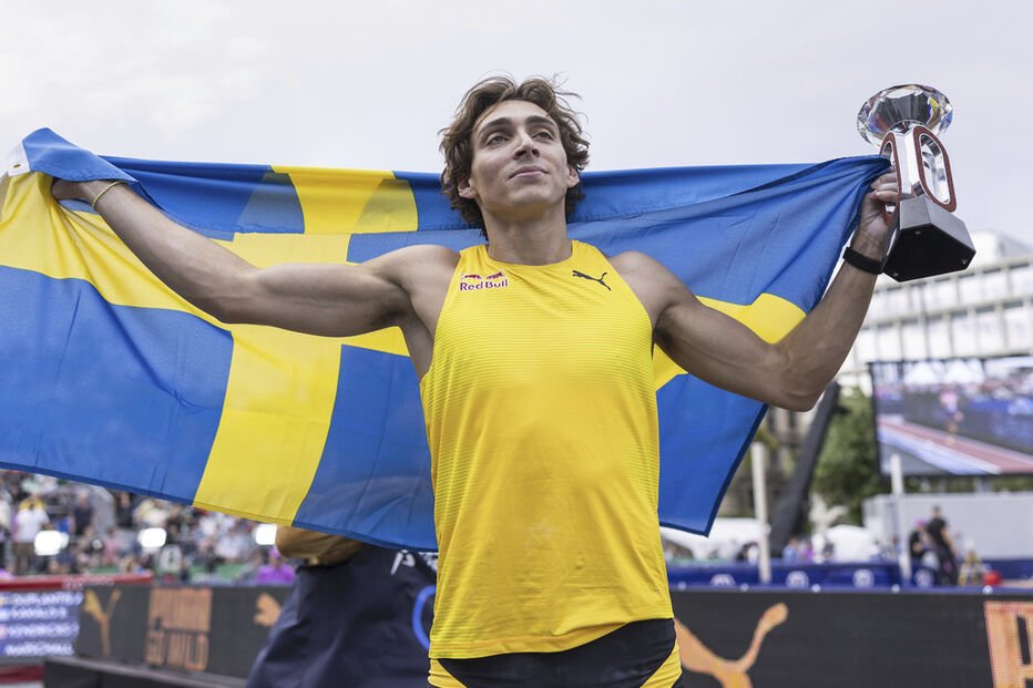 Armand Duplantis vence Liga de Diamante em Zurique, com a bandeira da Suécia