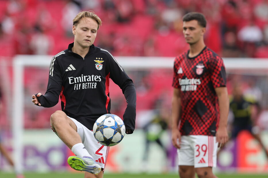 Jogadores do Benfica aquecem antes do jogo com o Fenerbahçe no Estádio da Luz