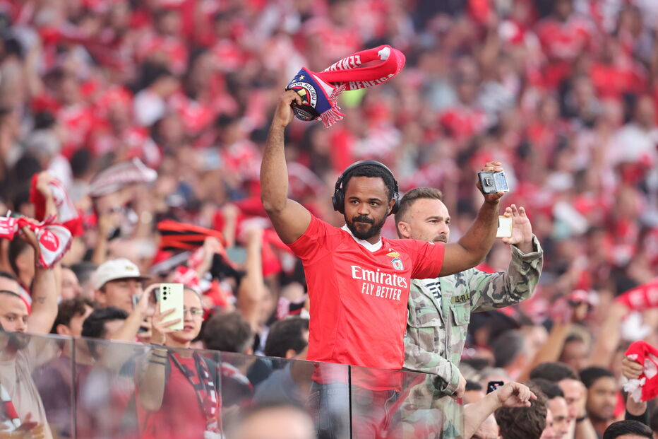 Benfiquistas apoiam equipa no jogo Benfica-Fenerbahçe, na Luz
