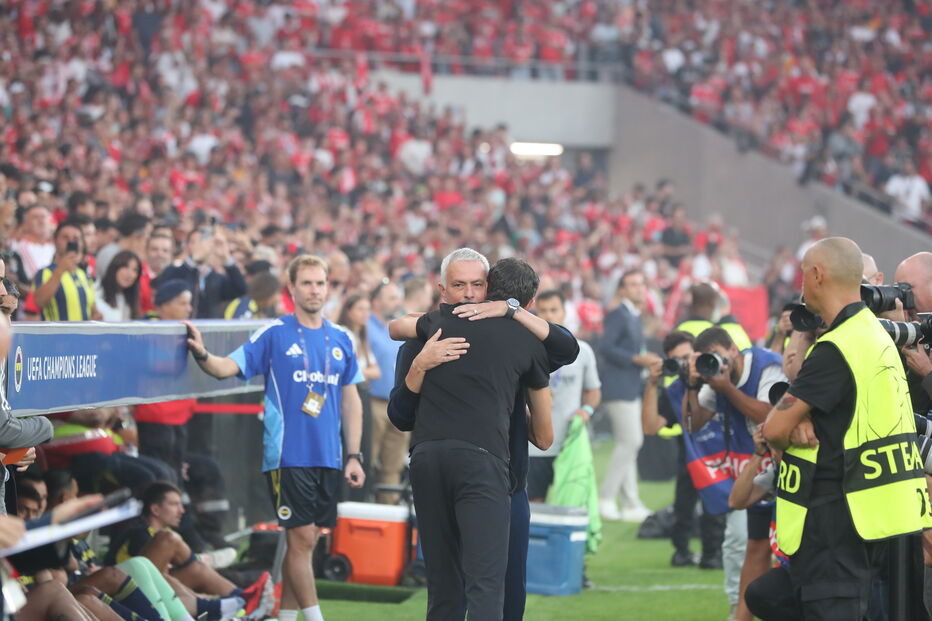 Mourinho e Lage cumprimentam-se no Benfica-Fenerbahçe na Luz