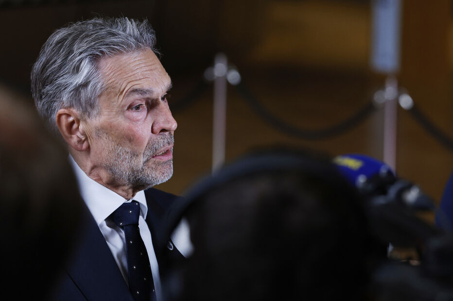 Dick Schoof supera moção de censura após crise política nos Países Baixos