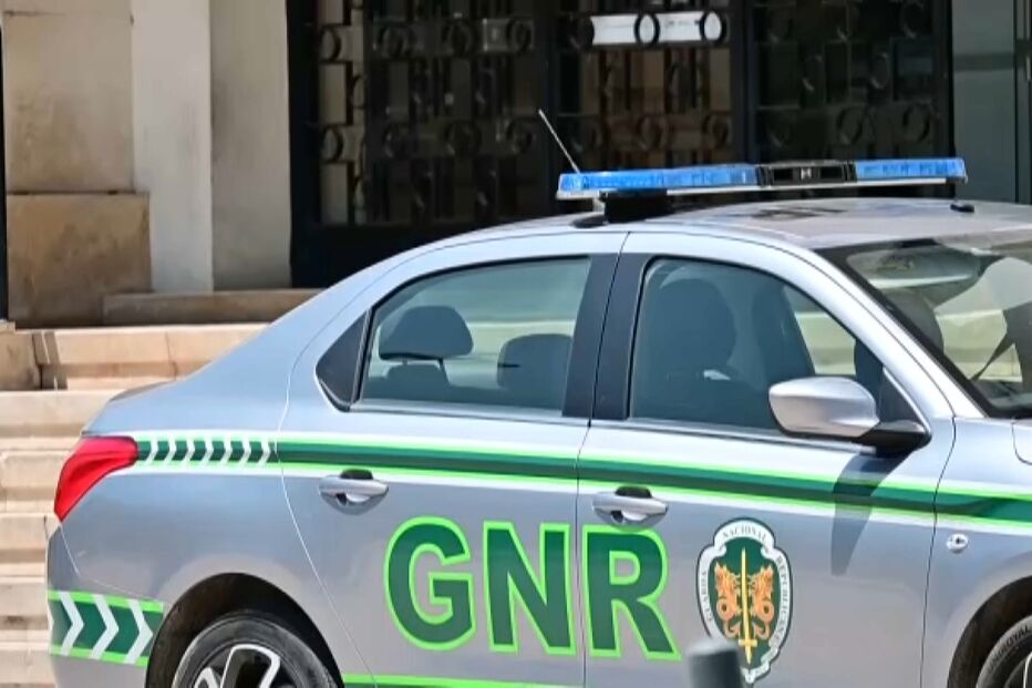 Carro da GNR estacionado em frente a um edifício